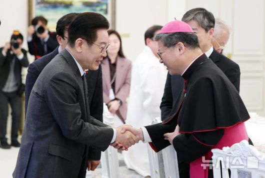 [서울=뉴시스] 고범준 기자 = 이재명 대통령이 12일 청와대 본관에서 열린 종교 지도자 초청 오찬 간담회에서 정순택 천주교 서울대교구 교구장과 인사하고 있다. (청와대통신사진기자단) 2026.01.12. bjko@newsis.com