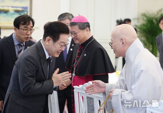 [서울=뉴시스] 고범준 기자 = 이재명 대통령이 12일 청와대 본관에서 열린 종교 지도자 초청 오찬 간담회에서 조계종 총무원장 진우스님과 인사하며 합장하고 있다. (청와대통신사진기자단) 2026.01.12. bjko@newsis.com
