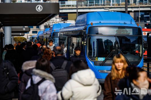 [서울=뉴시스] 정병혁 기자 = 통상임금 쟁점을 두고 사측과 1년 간 첨예하게 대립해온 서울 시내버스 노조가 총파업 예고일을 하루 앞둔 12일 서울 중구 서울역버스환승센터에 버스가 도착하고 있다.서울 시내버스 노사에 따르면 양측은 노조의 총파업 예고일 하루 앞둔 이날 오후부터 서울 영등포구 서울지방노동위원회에서 임금·단체협약(임단협) 막판 협상에 나설 예정이다. 서울에서만 7400여 대의 버스가 운행 중인 만큼 협상이 타결되지 않을 경우 13일 오전 첫차부터 교통대란이 불가피할 전망이다. 2026.01.12. jhope@newsis.com