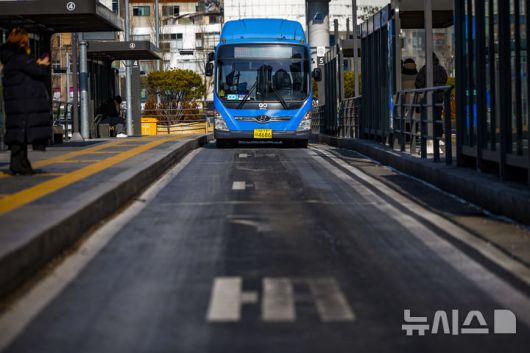 [서울=뉴시스] 정병혁 기자 = 통상임금 쟁점을 두고 사측과 1년 간 첨예하게 대립해온 서울 시내버스 노조가 총파업 예고일을 하루 앞둔 12일 서울 중구 서울역버스환승센터에 버스가 도착하고 있다.서울 시내버스 노사에 따르면 양측은 노조의 총파업 예고일 하루 앞둔 이날 오후부터 서울 영등포구 서울지방노동위원회에서 임금·단체협약(임단협) 막판 협상에 나설 예정이다. 서울에서만 7400여 대의 버스가 운행 중인 만큼 협상이 타결되지 않을 경우 13일 오전 첫차부터 교통대란이 불가피할 전망이다. 2026.01.12. jhope@newsis.com
