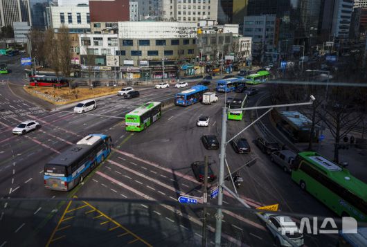 [서울=뉴시스] 정병혁 기자 = 통상임금 쟁점을 두고 사측과 1년 간 첨예하게 대립해온 서울 시내버스 노조가 총파업 예고일을 하루 앞둔 12일 서울 중구 세종대로에 버스가 오가고 있다.서울 시내버스 노사에 따르면 양측은 노조의 총파업 예고일 하루 앞둔 이날 오후부터 서울 영등포구 서울지방노동위원회에서 임금·단체협약(임단협) 막판 협상에 나설 예정이다. 서울에서만 7400여 대의 버스가 운행 중인 만큼 협상이 타결되지 않을 경우 13일 오전 첫차부터 교통대란이 불가피할 전망이다. 2026.01.12. jhope@newsis.com