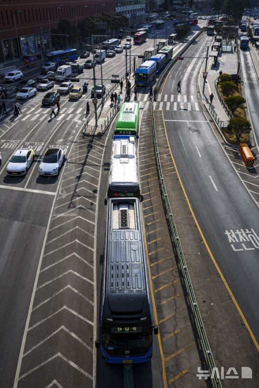 [서울=뉴시스] 정병혁 기자 = 통상임금 쟁점을 두고 사측과 1년 간 첨예하게 대립해온 서울 시내버스 노조가 총파업 예고일을 하루 앞둔 12일 서울 중구 세종대로에 버스가 오가고 있다.서울 시내버스 노사에 따르면 양측은 노조의 총파업 예고일 하루 앞둔 이날 오후부터 서울 영등포구 서울지방노동위원회에서 임금·단체협약(임단협) 막판 협상에 나설 예정이다. 서울에서만 7400여 대의 버스가 운행 중인 만큼 협상이 타결되지 않을 경우 13일 오전 첫차부터 교통대란이 불가피할 전망이다. 2026.01.12. jhope@newsis.com