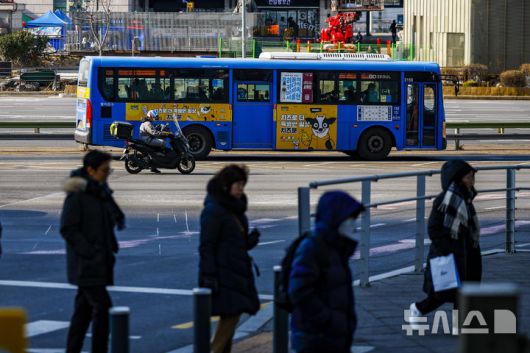 [서울=뉴시스] 정병혁 기자 = 통상임금 쟁점을 두고 사측과 1년 간 첨예하게 대립해온 서울 시내버스 노조가 총파업 예고일을 하루 앞둔 12일 서울 중구 서울역버스환승센터에 버스가 오가고 있다.서울 시내버스 노사에 따르면 양측은 노조의 총파업 예고일 하루 앞둔 이날 오후부터 서울 영등포구 서울지방노동위원회에서 임금·단체협약(임단협) 막판 협상에 나설 예정이다. 서울에서만 7400여 대의 버스가 운행 중인 만큼 협상이 타결되지 않을 경우 13일 오전 첫차부터 교통대란이 불가피할 전망이다. 2026.01.12. jhope@newsis.com