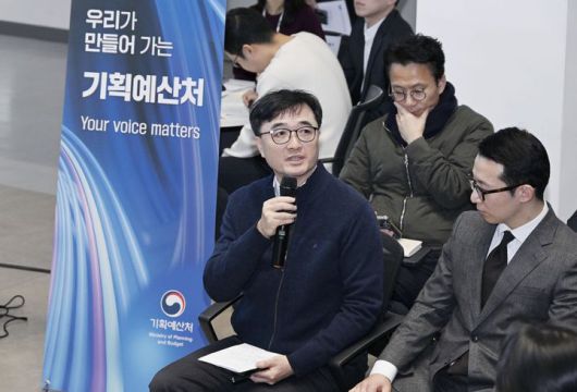 [서울=뉴시스] 임기근 기획예산처 장관 직무대행 차관이 12일 세종시 정부세종청사에서 열린 '전직원 소통 간담회'에 참석해 일하는 방식, 직원복지, 역량개발 등 조직문화 전반에 대해 자유롭게 토론하고 있다. (사진=기획예산처 제공) 2026.01.12. photo@newsis.com *재판매 및 DB 금지