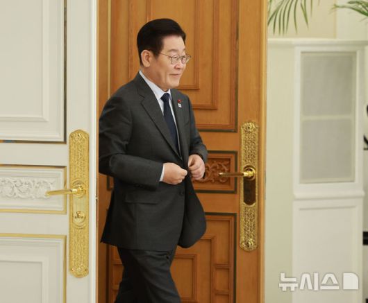 [서울=뉴시스] 고범준 기자 = 이재명 대통령이 12일 청와대 본관에서 열린 종교 지도자 초청 오찬 간담회에 입장하고 있다. 2026.01.12. bjko@newsis.com