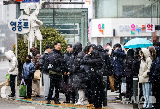 [서울=뉴시스] 정병혁 기자 = 12일 서울 영등포구 영등포역 앞에서 시민들이 눈을 맞으며 이동하고 있다. 2026.01.12. jhope@newsis.com