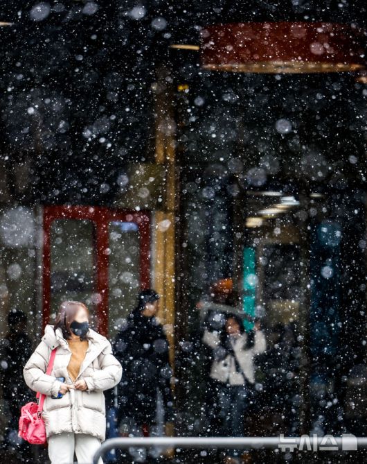 [서울=뉴시스] 정병혁 기자 = 12일 서울 영등포구 영등포역 앞에서 시민들이 눈을 맞으며 이동하고 있다. 2026.01.12. jhope@newsis.com