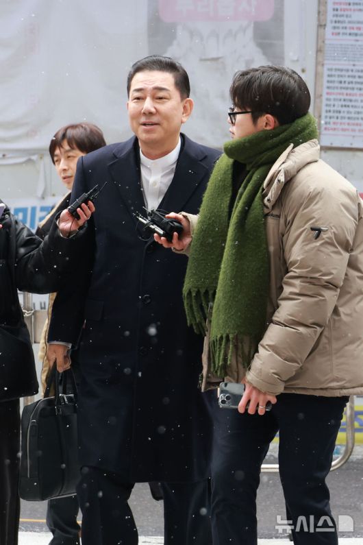 [서울=뉴시스] 고승민 기자 = 김병기 더불어민주당 의원이 12일 서울 여의도 당사에서 열린 윤리심판원 회의에 출석하고 있다. 2026.01.12. kkssmm99@newsis.com