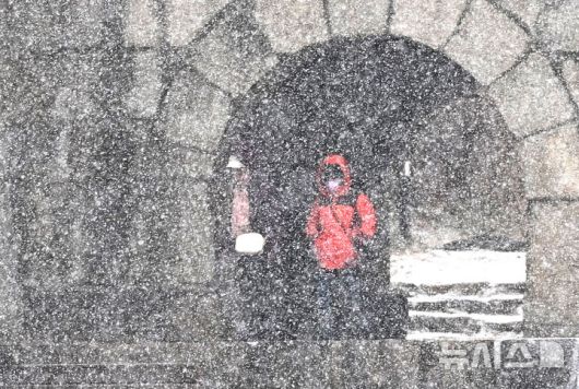 [수원=뉴시스] 김종택 기자 = 12일 경기 수원시 팔달구 세계문화유산 화성 화홍문에 눈이 내리고 있다. 2026.01.12. jtk@newsis.com