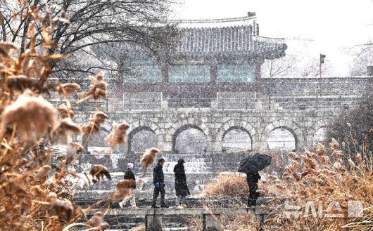 [수원=뉴시스] 김종택 기자 = 12일 경기 수원시 팔달구 세계문화유산 화성 화홍문에 눈이 내리고 있다. 2026.01.12. jtk@newsis.com