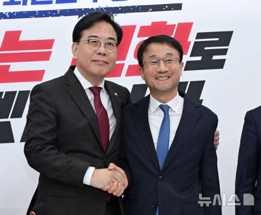 [서울=뉴시스] 조성봉 기자 = 한병도 더불어민주당 신임 원내대표가 12일 국회에서 송언석 국민의힘 원내대표와 만나 기념촬영을 하고 있다. (공동취재) 2026.01.12. photo@newsis.com