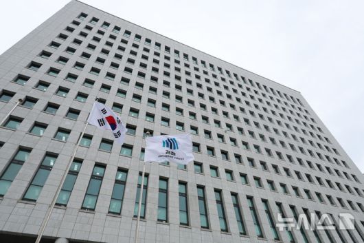 [서울=뉴시스] 김진아 기자 = 78년 만에 검찰청을 폐지하고 10월 새로 설치되는 중대범죄수사청(중수청)과 공소청의 구체적 역할과 인력 구성이 12일 공개됐다. 정부는 중수청을 법률가 중심의 '수사사법관'과 비법률가인 '전문수사관'으로 이원화하는 방안을 추진한다. 중수청과 공소청은 검찰의 기존 기능인 '중대범죄 수사'와 '공소 제기·유지' 기능을 나눠 수행한다. 행정안전부와 법무부가 26일까지 입법예고를 실시한다. 사진은 12일 서울 서초구 대검찰청. 2025.01.12. bluesoda@newsis.com