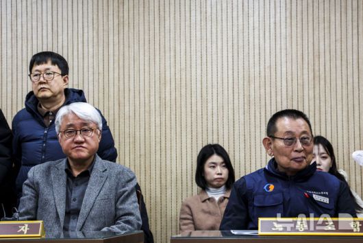 [서울=뉴시스] 정병혁 기자 = 김정환(왼쪽) 서울시버스운송사업조합 이사장과 박점곤 전국자동차노동조합연맹 서울시버스노동조합 위원장이 12일 서울 영등포구 서울지방노동위원회에서 열린 서울시버스노동조합 노동쟁의 조정신청사건 특별조정위원회 사후 조정회의에 참석해 있다. 2026.01.12. jhope@newsis.com