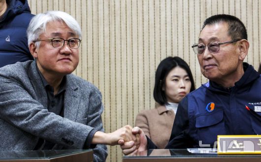 [서울=뉴시스] 정병혁 기자 = 김정환(왼쪽) 서울시버스운송사업조합 이사장과 박점곤 전국자동차노동조합연맹 서울시버스노동조합 위원장이 12일 서울 영등포구 서울지방노동위원회에서 열린 서울시버스노동조합 노동쟁의 조정신청사건 특별조정위원회 사후 조정회의에서 악수를 하고 있다. 2026.01.12. jhope@newsis.com