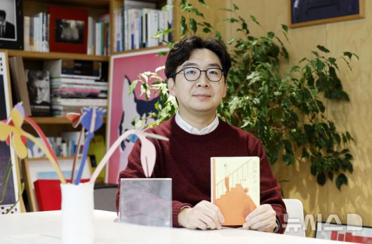 [서울=뉴시스] 김혜진 기자 = 문지혁 작가가 12일 서울 마포구 마음산책 출판사에서 뉴시스와 인터뷰에 앞서 포즈를 취하고 있다. 2026.01.15. jini@newsis.com