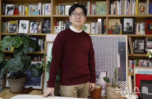 [서울=뉴시스] 김혜진 기자 = 문지혁 작가가 12일 서울 마포구 마음산책 출판사에서 뉴시스와 인터뷰에 앞서 포즈를 취하고 있다. 2026.01.15. jini@newsis.com