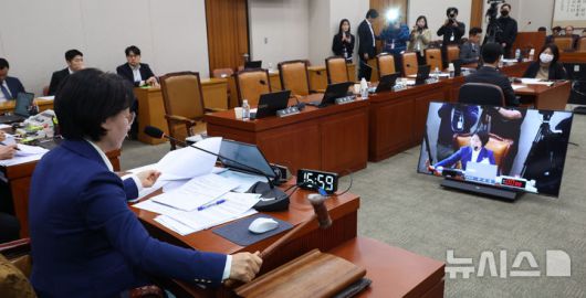 [서울=뉴시스] 김금보 기자 = 12·3 계엄 의혹 관련 후속 수사를 위한 2차 종합 특검법이 12일 서울 여의도 국회에서 열린 법제사법위원회 전체회의에서 여당 주도로 통과되고있다. 2026.01.12. kgb@newsis.com