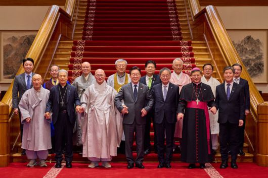 [서울=뉴시스] 최동준 기자 = 이재명 대통령이 12일 청와대에서 열린 종교 지도자 초청 오찬 간담회에서 참석자들과 기념촬영을 하고 있다. (사진=청와대 제공) 2026.01.12. photo@newsis.com *재판매 및 DB 금지