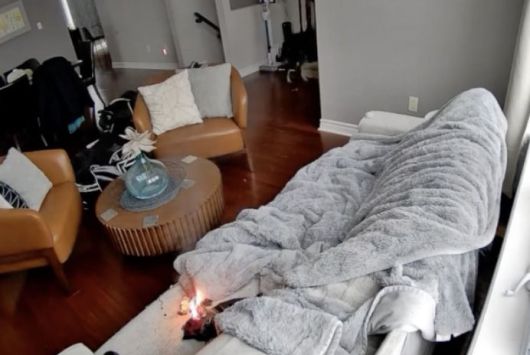 [서울=뉴시스] 캐나다 오타와 교외의 한 주택에서 반려견이 스키 장갑을 씹으며 놀다가 화재가 발생했다. (사진출처: 캐나다 오타와 소방당국 공식 페이스북 캡처) 2026.01.09.