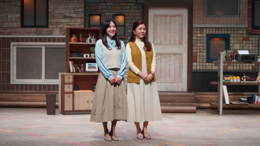 [서울=뉴시스] 13일 서울 강서구 LG아트센터 서울 U+스테이지에서 열린 '노인의 꿈' 기자간담회에 미술원장 '봄희'역을 맡은 하희라와 신은정이 기념사진을 촬영하고 있다. (사진=수컴퍼니 제공) 2026.01.13. photo@newsis.com *재판매 및 DB 금지