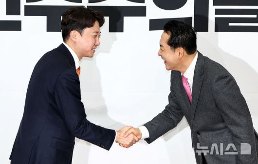 [서울=뉴시스] 김명년 기자 = 장동혁(오른쪽) 국민의힘 대표와 이준석 개혁신당 대표가 13일 오전 서울 여의도 국회에서 만나 악수하고 있다. 2026.01.13. kmn@newsis.com