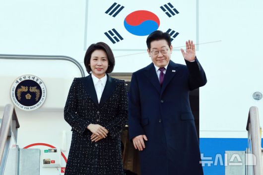[성남=뉴시스] 고범준 기자 = 한일 정상회담을 위해 일본을 방문하는 이재명 대통령과 김혜경 여사가 13일 경기 성남 서울공항에서 공군1호기에 탑승해 인사하고 있다. 2026.01.13. bjko@newsis.com