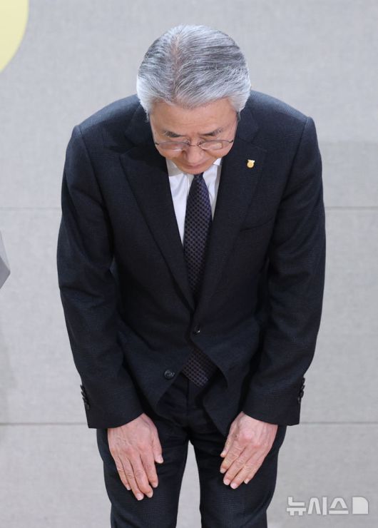 [서울=뉴시스] 김진아 기자 =  강호동 농협중앙회장이 13일 서울 중구 농협중앙회 본관에서 대국민 사과문을 발표하던 중 고개숙여 사과 인사를 하고 있다. 농협중앙회와 농협재단은 임직원 성비위와 업무상 배임을 자체 적발하고도 이를 수사기관에 고발하지 않고, 공금으로 임직원의 형사사건 변호사비를 지원하거나 1박에 200만원이 넘는 출장비를 사용하는 등 내부통제 부실과 방만한 경비 집행 실태가 정부 감사 결과 드러났다. 2025.01.13. bluesoda@newsis.com