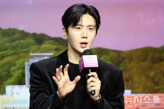 [서울=뉴시스] 황준선 기자 = 배우 김선호가 13일 오전 서울 강남구 조선 팰리스 서울 강남에서 열린 넷플릭스 시리즈 '이 사랑 통역 되나요?' 제작발표회에서 취재진 질문에 답변하고 있다. 2026.01.13. hwang@newsis.com