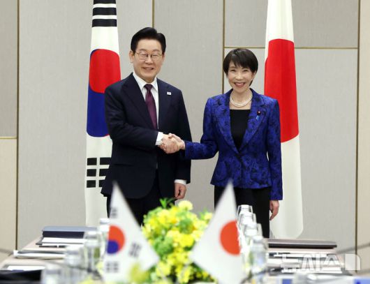 [나라=뉴시스] 고범준 기자 = 이재명 대통령과 다카이치 사나에 일본 총리가 13일(현지 시간) 나라현 회담장에서 한일 확대 정상회담 기념촬영을 하고 있다. 2026.01.13. bjko@mewsis.com