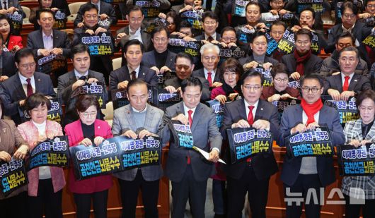 [서울=뉴시스] 김금보 기자 = 국민의힘 장동혁 대표, 송언석 원내대표, 당협위원장, 국회의원들이 13일 오후 서울 여의도 국회에서 열린 의원총회에서 '이재명 정권-더불어민주당 공천헌금·뇌물수수 규탄' 손피켓을 찢는 퍼포먼스를 하고 있다. 2026.01.13. kgb@newsis.com