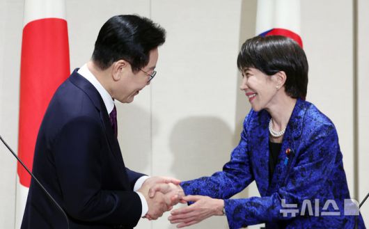 [나라=뉴시스] 고범준 기자 = 이재명 대통령과 다카이치 사나에 일본 총리가 지난 13일 나라현 회담장에서 한일 공동언론발표를 마친 뒤 악수하고 있다. 2026.01.14. bjko@mewsis.com