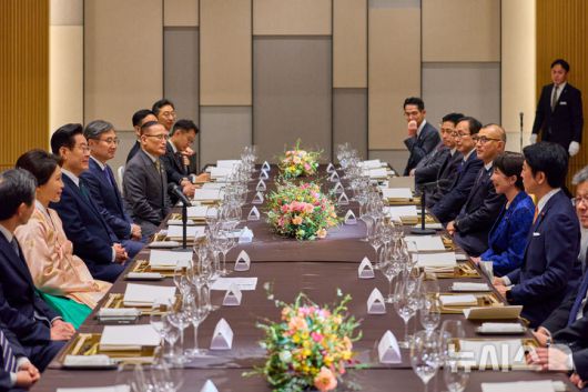 [나라=뉴시스] 고범준 기자 = 이재명 대통령과 김혜경 여사가 13일(현지 시간) 일본 나라현 회담장에서 열린 다카이치 사나에 총리 주재 만찬에서 환담하고 있다. (공동취재) 2026.01.13. bjko@mewsis.com