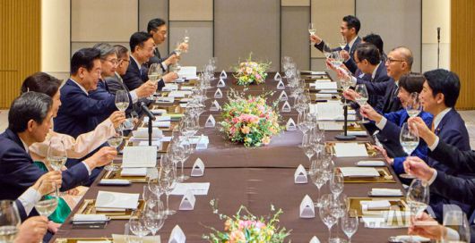 [나라=뉴시스] 고범준 기자 = 이재명 대통령과 김혜경 여사가 13일(현지 시간) 일본 나라현 회담장에서 열린 다카이치 사나에 총리와 만찬에서 참석자들과 건배를 하고 있다. (공동취재) 2026.01.13. bjko@mewsis.com