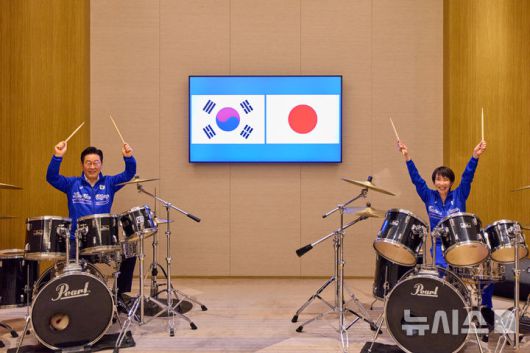 [나라=뉴시스] 고범준 기자 = 이재명 대통령이 다카이치 사나에 일본 총리와 함께 13일(현지 시간) 일본 나라현 회담장에서 일본 측이 마련한 푸른색 유니폼을 함께 착용하고 일본의 대표적인 악기 브랜드인 '펄' 드럼 앞에 나란히 앉아 즉석 드럼 합주를 선보이고 있다. (공동취재) 2026.01.13. bjko@newsis.com