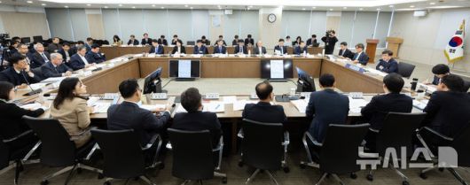 [세종=뉴시스]김성환 기후에너지환경부 장관은 14일 정부세종청사에서 열린 '환경분야 산하기관 업무보고'에 참석해 수자원공사, 환경공단, 국립공원공단, 환경산업기술원 등 각 기관의 올해 중점 추진과제와 이행계획을 집중 점검했다.(시진=기후부 제공)