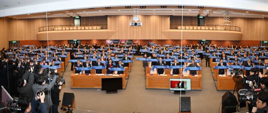 [서울=뉴시스] 2026 영호남 국가균형발전 공동선포 및 신년교류회가 14일 오후 국회의사당 국회박물관에서 열렸다. 이날 조덕선 SRB미디어그룹 무등일보 회장, 손인락 영남일보 사장, 이석연 국민통합위원회 위원장, 강기정 광주광역시장 ,김영록 전남도지사, 이철우 경상북도지사 , 홍성주 대구광역시 경제부시장,조재구 대한민국 시장 군수 구청장 협의회장 든 영호남국회의원, 정관계 인사들이 국가균형발전을 선도하는 공동선포식 퍼포먼스를 하고 있다. (사진=무등일보 제공) 2026.01.14. photo@newsis.com *재판매 및 DB 금지