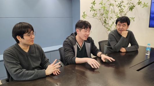 [서울=뉴시스] (왼쪽부터)장윤진PD, 곽노찬 CD, 박정식 대표가 드래곤소드 개발진 인터뷰에 응하고 있다. (사진=웹젠 제공) *재판매 및 DB 금지