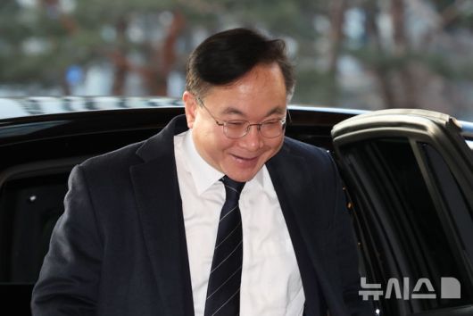 [서울=뉴시스] 이영환 기자 = 신임 법원행정처장에 임명된 박영재 대법관이 14일 오전 서울 서초구 대법원으로 출근하고 있다. 임기는 16일부터 시작된다. 2026.01.14. 20hwan@newsis.com