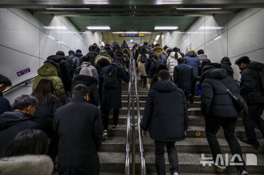 [서울=뉴시스] 정병혁 기자 = 서울 시내버스 파업이 이어지고 있는 14일 서울 종로구 광화문역이 시민들로 붐비고 있다. 2026.01.14. jhope@newsis.com