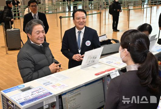 [인천공항=뉴시스] 박주성 기자 = 아시아나항공이 인천공항 제2여객터미널 운항을 개시한 14일 인천국제공항 2터미널에서 이학재 인천공항공사 사장과 김성무 아시아나항공 인천공항서비스 지점장이 현장점검을 하고 있다. (공동취재). 2026.01.14. photo@newsis.com