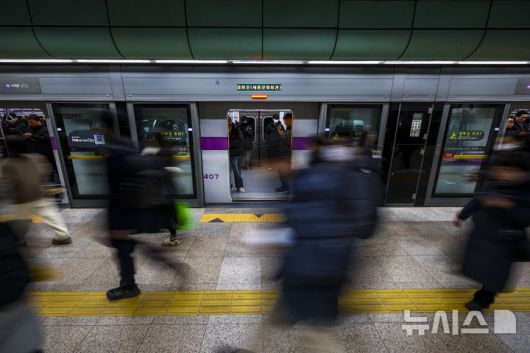 [서울=뉴시스] 정병혁 기자 = 서울 시내버스 파업이 이어지고 있는 14일 서울 종로구 광화문역이 시민들로 붐비고 있다. 2026.01.14. jhope@newsis.com