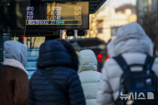 [서울=뉴시스] 정병혁 기자 = 서울 시내버스 파업이 이어지고 있는 14일 서울 종로구 광화문네거리 인근 버스정류장 전광판에 출발하지 않은 버스들 정보가 나타나 있다. 2026.01.14. jhope@newsis.com