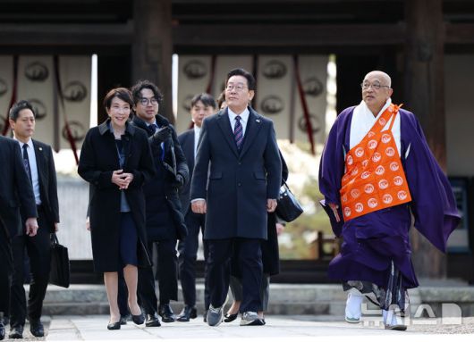 [나라=뉴시스] 고범준 기자 = 이재명 대통령이 14일(현지 시간) 다카이치 사나에 일본 총리과 함께 나라현의 대표 문화유적지인 호류지를 둘러보고 있다. 2026.01.14. bjko@mewsis.com
