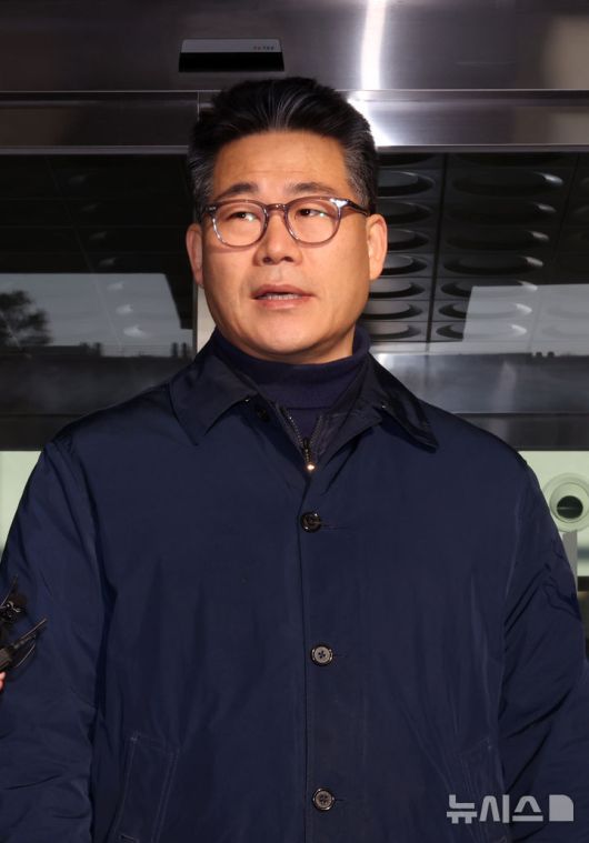 [서울=뉴시스] 배훈식 기자 = 백해룡 경정이 14일 오전 서울 송파구 서울동부지방검찰청 앞에서 세관 마약수사 외압 의혹 합동수사단 파견 종료에 대한 소회를 밝히고 있다. 2026.01.14. dahora83@newsis.com