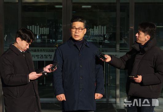 [서울=뉴시스] 배훈식 기자 = 백해룡 경정이 14일 오전 서울 송파구 서울동부지방검찰청 앞에서 세관 마약수사 외압 의혹 합동수사단 파견 종료에 대한 소회를 밝히며 취재진의 질문에 답하고 있다. 2026.01.14. dahora83@newsis.com