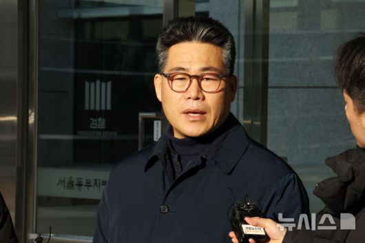 [서울=뉴시스] 배훈식 기자 = 백해룡 경정이 14일 오전 서울 송파구 서울동부지방검찰청 앞에서 세관 마약수사 외압 의혹 합동수사단 파견 종료에 대한 소회를 밝히며 취재진의 질문에 답하고 있다. 2026.01.14. dahora83@newsis.com