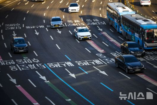 [서울=뉴시스] 정병혁 기자 = 서울 시내버스 파업이 이어지고 있는 14일 서울 중구 세종대로 버스전용차로가 텅 비어 있다. 2026.01.14. jhope@newsis.com