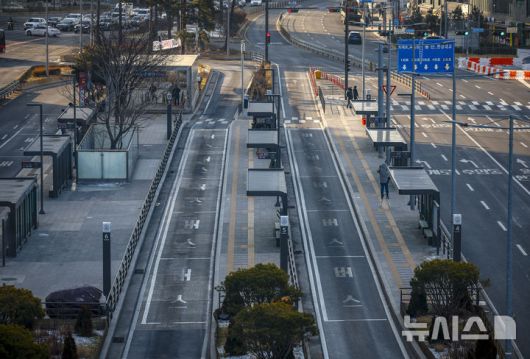 [서울=뉴시스] 정병혁 기자 = 서울 시내버스 파업이 이어지고 있는 14일 서울 중구 서울역버스환승센터가 텅 비어있다.2026.01.14. jhope@newsis.com