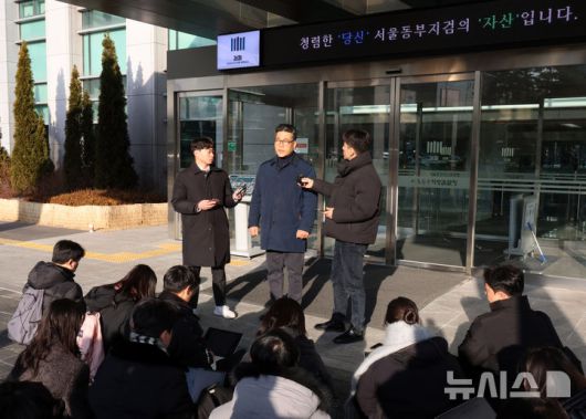 [서울=뉴시스] 배훈식 기자 = 백해룡 경정이 14일 오전 서울 송파구 서울동부지방검찰청 앞에서 세관 마약수사 외압 의혹 합동수사단 파견 종료에 대한 소회를 밝히고 있다. 2026.01.14. dahora83@newsis.com