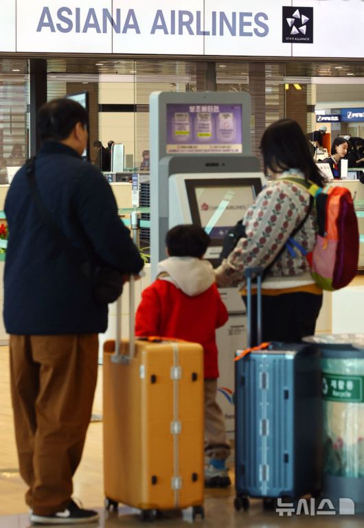 [인천공항=뉴시스] 박주성 기자 = 아시아나항공이 인천공항 제2여객터미널 운항을 개시한 14일 인천국제공항 2터미널에서 승객들이 아시아나항공 카운터에서 출국수속을 하고 있다. 2026.01.14. park7691@newsis.com